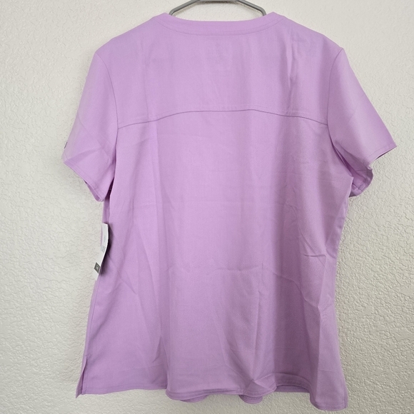 MedCouture NWT Lilac V Neck Scrub Top with Stretchy Rib Knit Shoulders XL - Picture 10 of 10